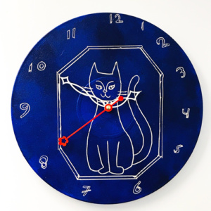 Klok van oude elpee met een poes erop