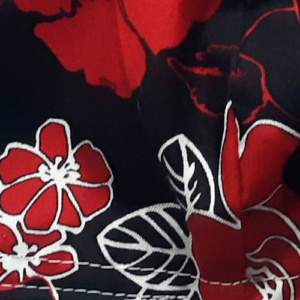 mondkapje klein zwart met rode bloemen