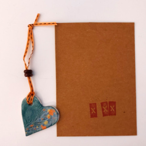 Kaart met hanger van keramiek blauw