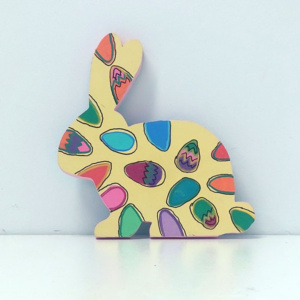 houten paashaas met vrolijke decoratie